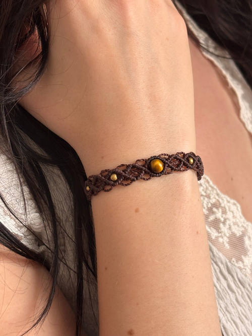 Makramee Armband Alice mit Tigerauge am Handgelenk getragen