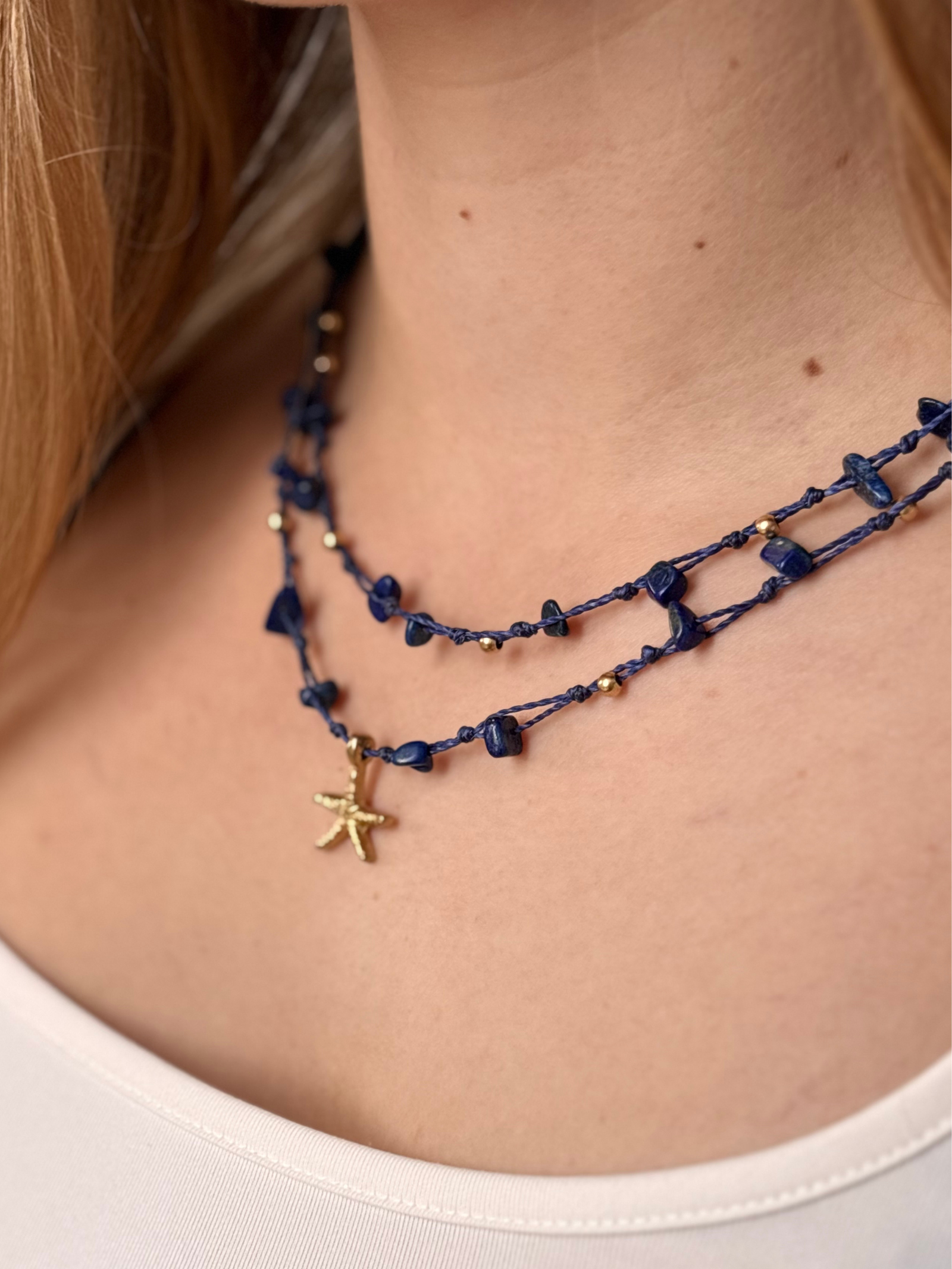 Makramee Kette Eugenie Deluxe mit Lapislazuli am Hals getragen