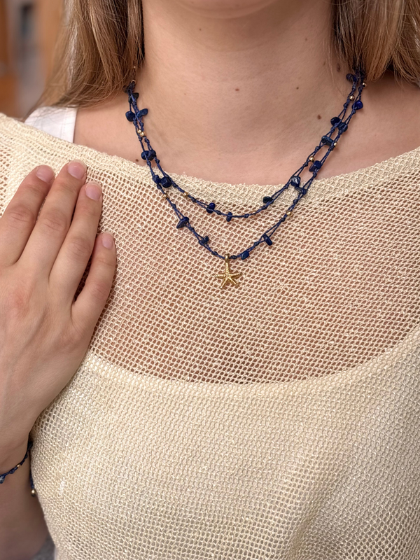 Makramee Kette Eugenie Deluxe mit Lapislazuli und Seestern-Anhänger am Hals getragen