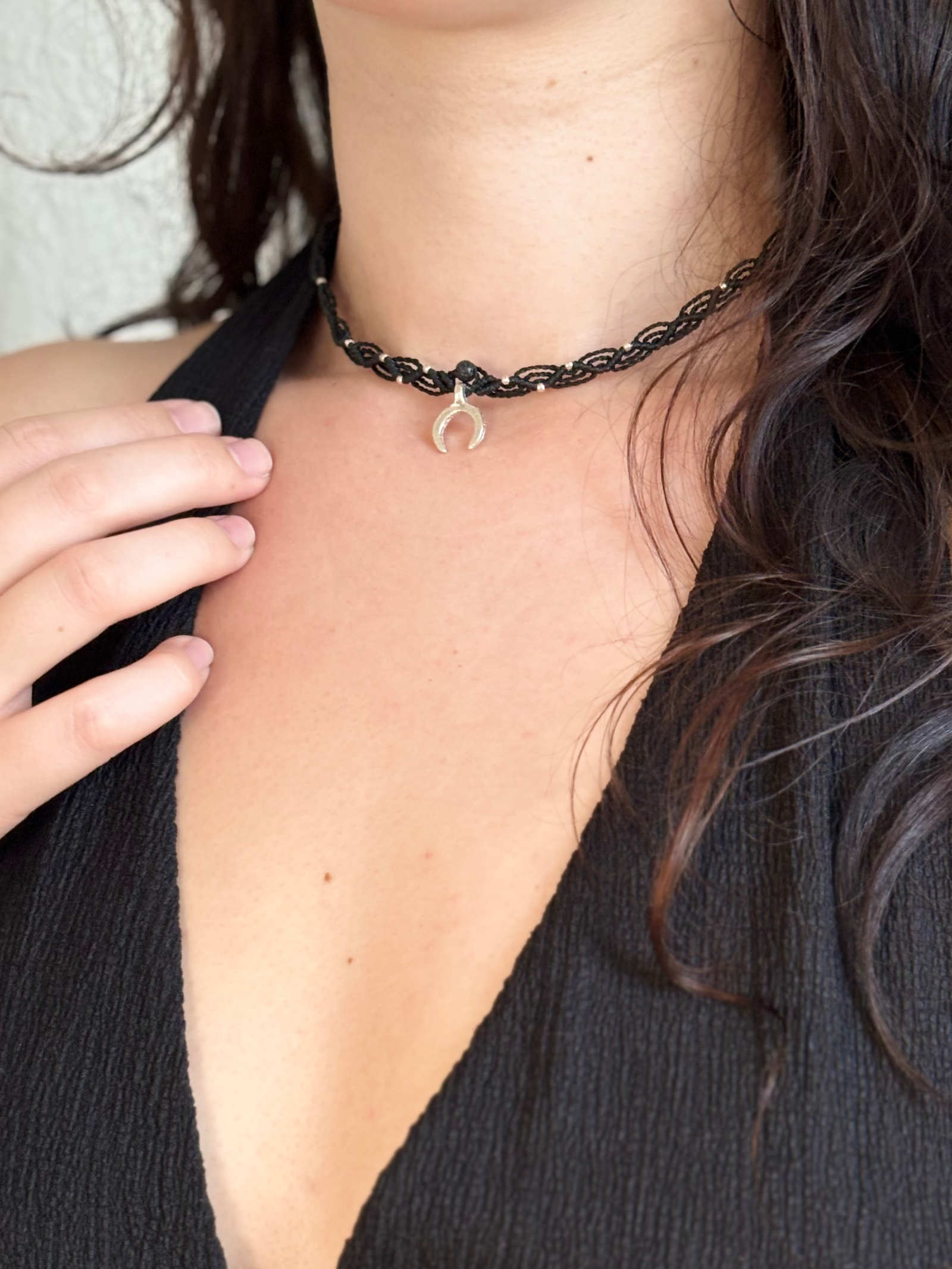 Makramee Kette Katherine mit Lava am Hals getragen