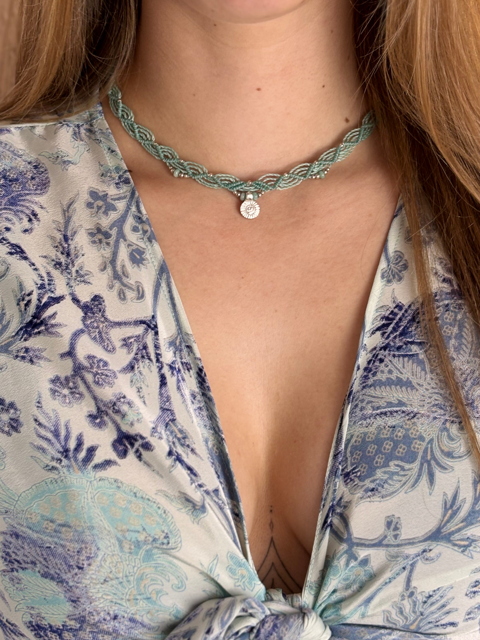 Makramee Kette Lise mit Amazonit am Hals getragen