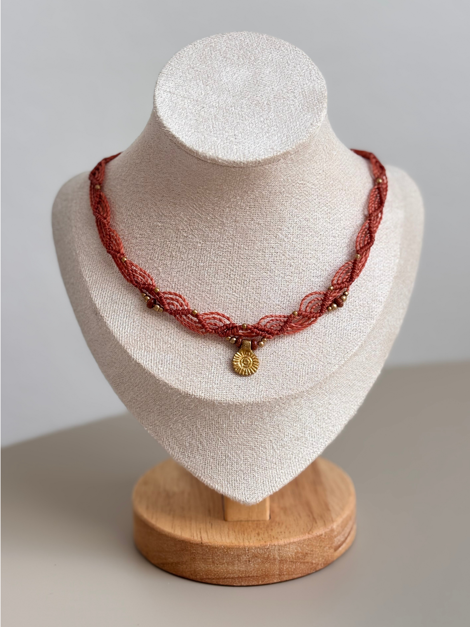 Makramee Kette Lise mit Goldsandstein