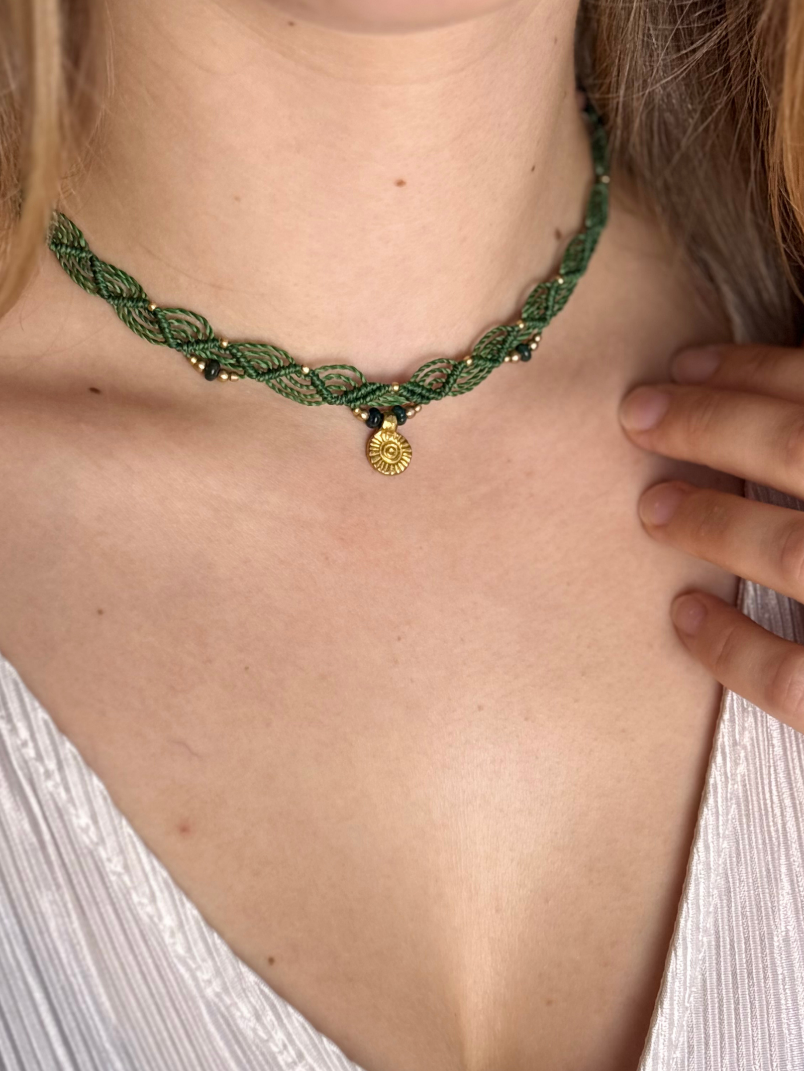 Makramee Kette Lise mit Indischer Achat am Hals getragen