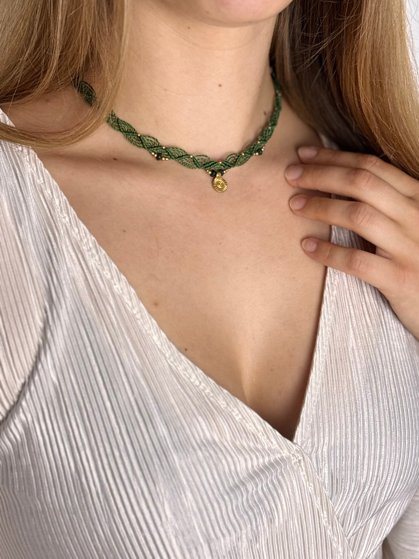 Makramee Kette Lise mit Indischer Achat am Hals getragen