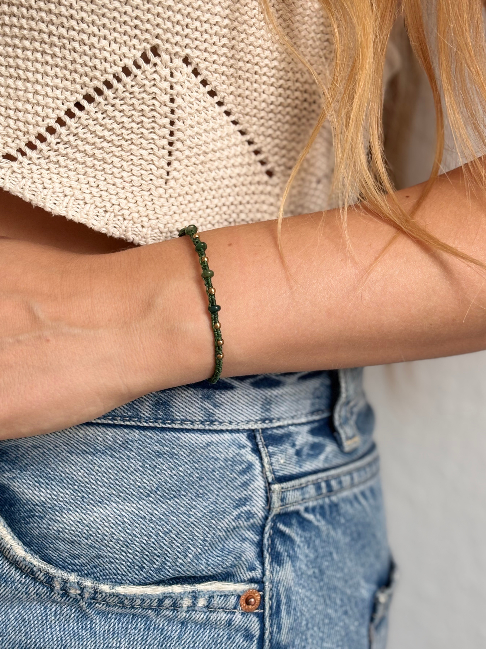 Makramee Armband Mary mit Indischem Achat am Handgelenk getragen