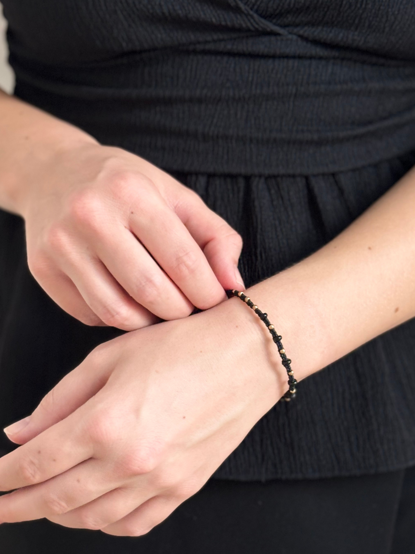 Makramee Armband Mary mit Obsidian am Handgelenk getragen