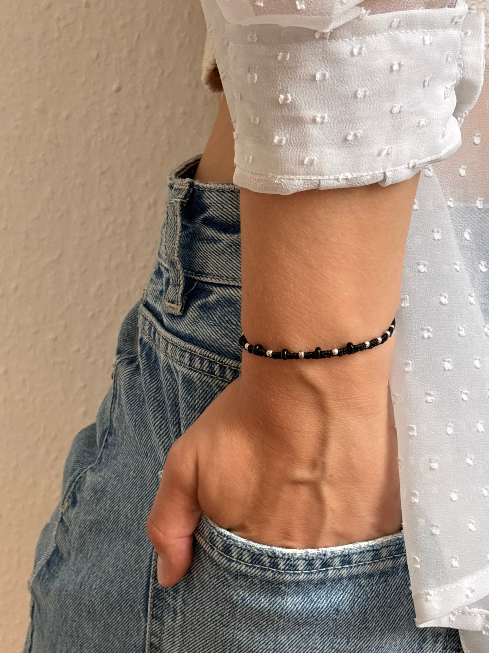 Makramee Armband Mary mit Obsidian am Handgelenk getragen