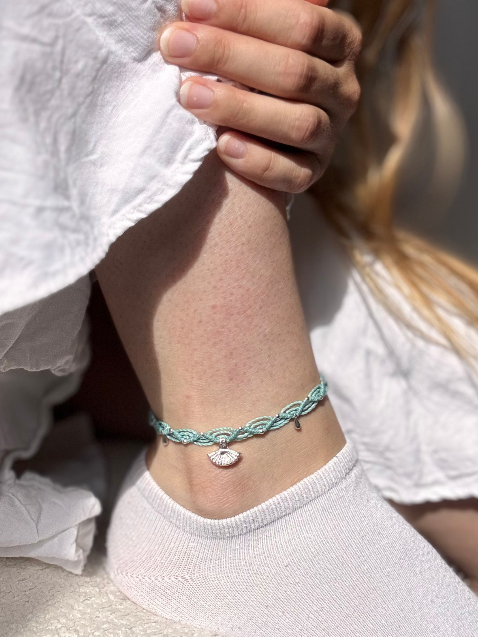 Makramee Fußkette Sophie am Fußgelenk getragen